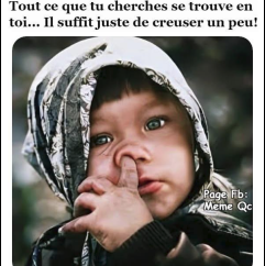 Jeune enfant qui se met un doigt dans le nez