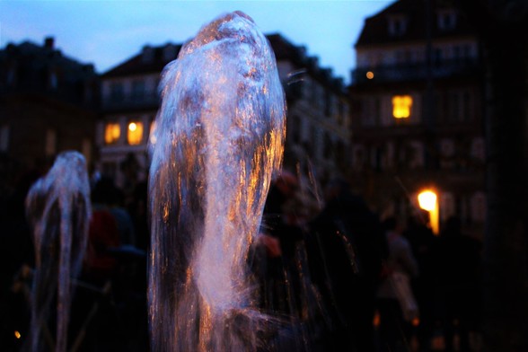Une fontaine de la place Broglie devant les manifestant•es