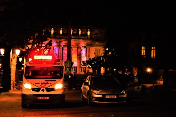 Un blocage de la police. On peu lire sur le camion le texte "Dispersez-vous" s'afficher sur un écran défilant