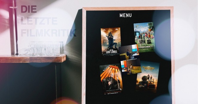 Filmposter auf einer Tafel zeigen die rezensierten Titel des Filmmenü-Podcasts von "Die Letzte Filmkritik". Es sind dieses Mal "In the Lost Lands", "A Working Man", "Ein Minecraft Film" sowie "The Electric State" und "The Assessment".