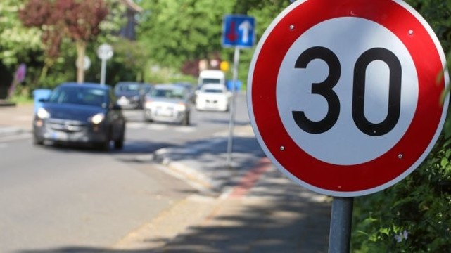 Im Nordkreis haben Unbekannte Tempo-30-Schilder abmontiert – als dort ein mobiler Blitzer stand