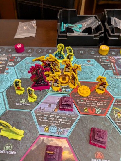 Uprising Curse of the Last Emperor on a table. Midgame picture of the map. Yellow hero Hanzo with a stack of units is being invaded by the Legion nemesis "The Last Emperor" at his haven.