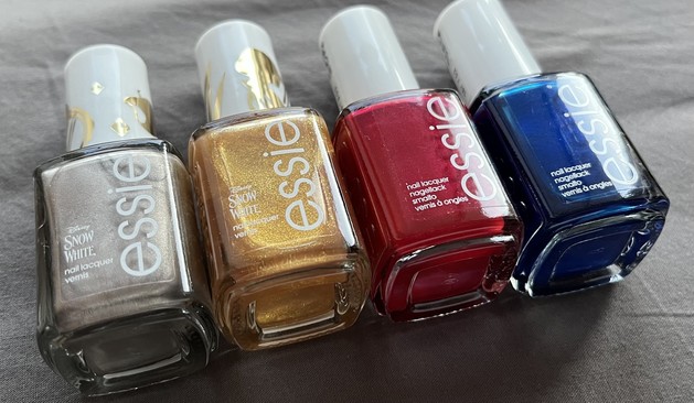 Vier Nagellacke, alle vom Hersteller "essie": Silber, Gold, Rot und Blau