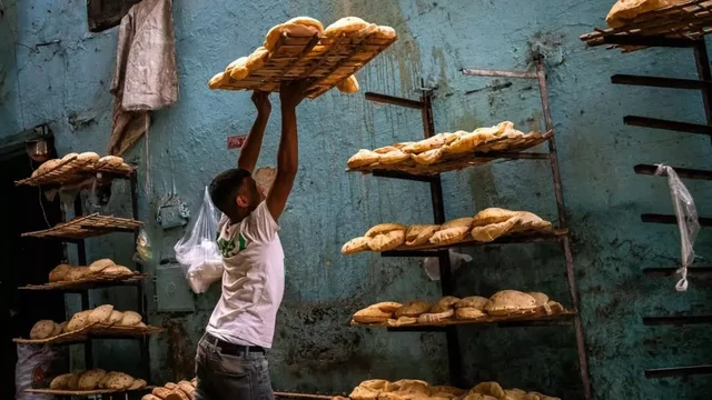 Le Caire, janvier 2024. Un boulanger sort sa dernière fournée.