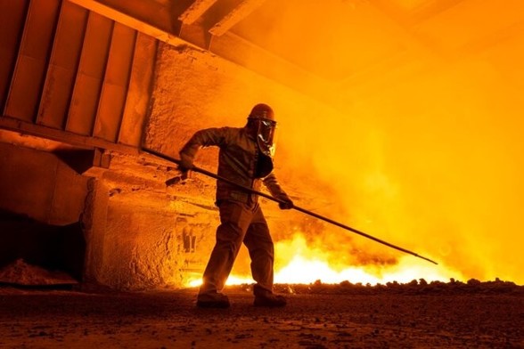 Un+ouvrier+devant+le+haut+fourneau+de+l’usine+de+production+d’acier+« Huai+Steel »+à+Huai'an+(Chine)+le+19+avril+2025.+©+Photo+He+Jinghua+/+CFoto+via+AFP
