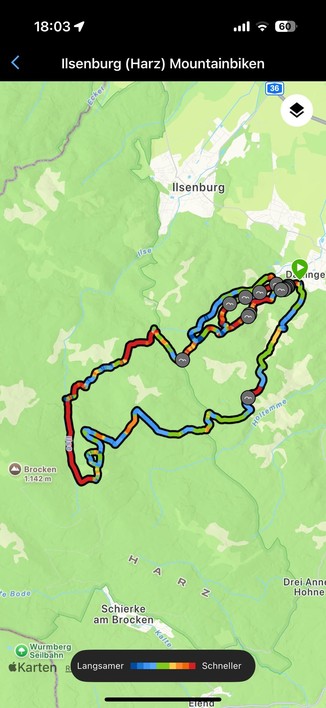 Karte mit Mountainbike-Routen südlich von Ilsenburg im Harz, mit verschiedenen Farbmarkierten Wegen. Wichtige Standorte wie Brockenn und Umgebung sind gekennzeichnet.