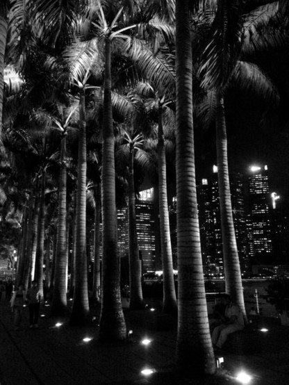 Marina Bay Waterfront Promenade, Singapore, by night. (Version françæ) Promenade du front de mer de Marina Bay (Marina Bay Waterfront Promenade), à Singapour la nuit.