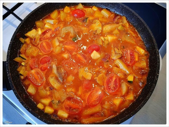 Bildbeschreibung:
Die fertige Kartoffel-Tomaten-Pfanne auf dem Herd.