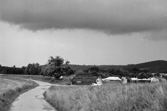 Blick über Felder Richtung Markdorf. Regenfront darüber