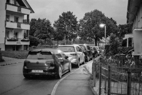 Straßenszene abends. offene Blende