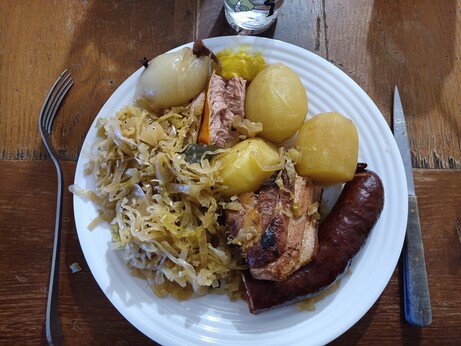 Généreuse assiette de choucroute maison avec sa garniture de patates, de lard fumé, de saucisses de Montbéliar et de frankfort (explosée à la cuisson)