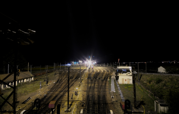 Photo prise durant une nuit noire à la gare de triage de Gevrey-Chambertin en Côte-d'Or.