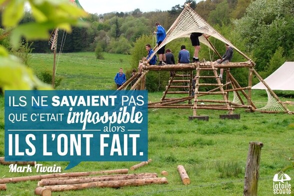 Dans une prairie entourée de forêt, une structure en bois comprenant une plateforme à deux mètres de hauteur, des échelles et des PH. Des scouts sont assis dessus ou terminent la structure.
Citation de Mark Twain : Ils ne savaient pas que c'était impossible alors ils l'ont fait.