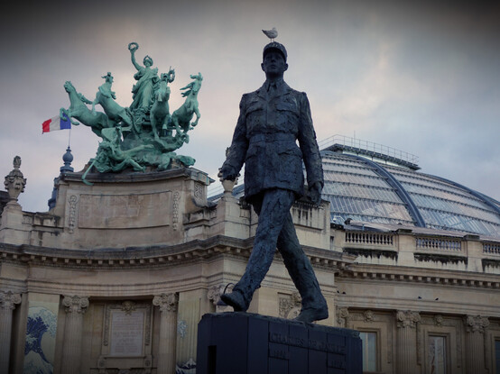 La statue du Général Charles de Gaulle - Place Clemenceau, près du Grand Palais et de l'avenue des Champs-Élysées à Paris