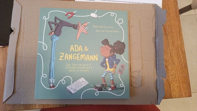 Copia del libro "Ada & Zangemann" su una scrivania.

Foto V. De Toni