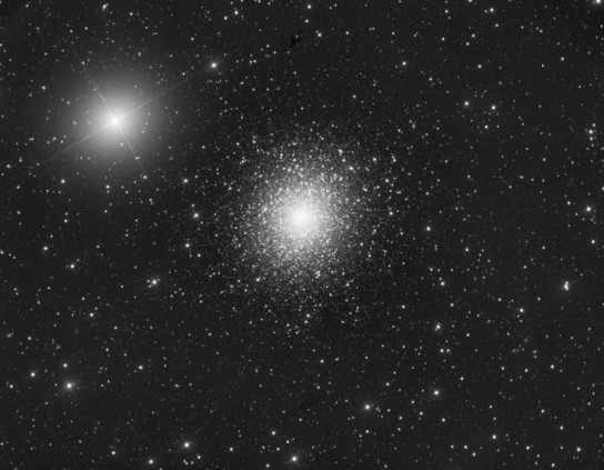 Messier 5, amas globulaire dans la constellation du Serpent. résultat de l'empilement dans le logiciel SIRIL de 60 images de 60 secondes N&B, soit l'équivalent d'une image unitaire d'une heure de pose
