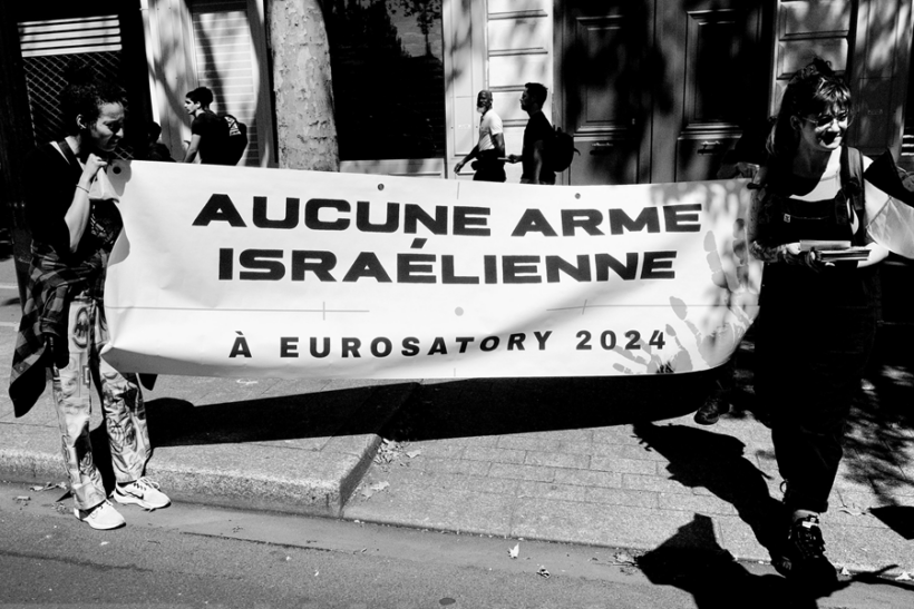 Une banderole déployée "Aucune arme israélienne à Eurosatory 2024&quot;