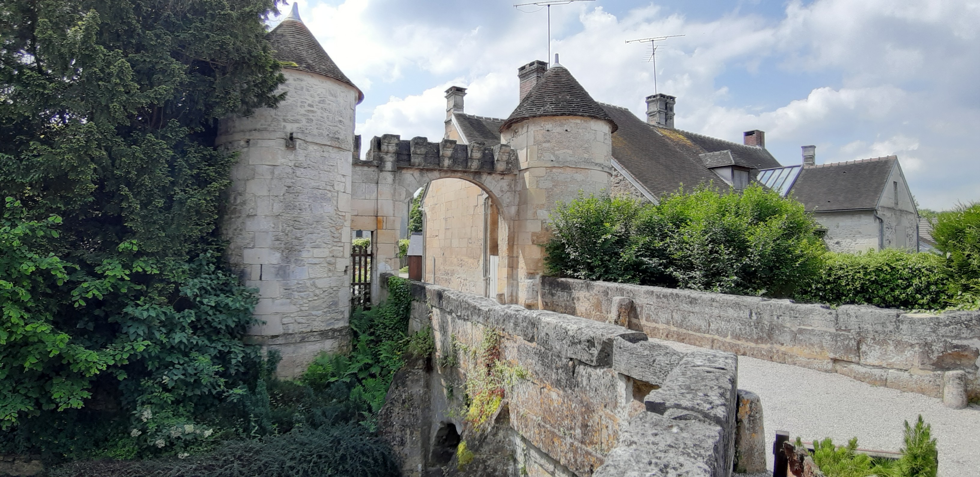 Anciennes fortifications et vieux pont 