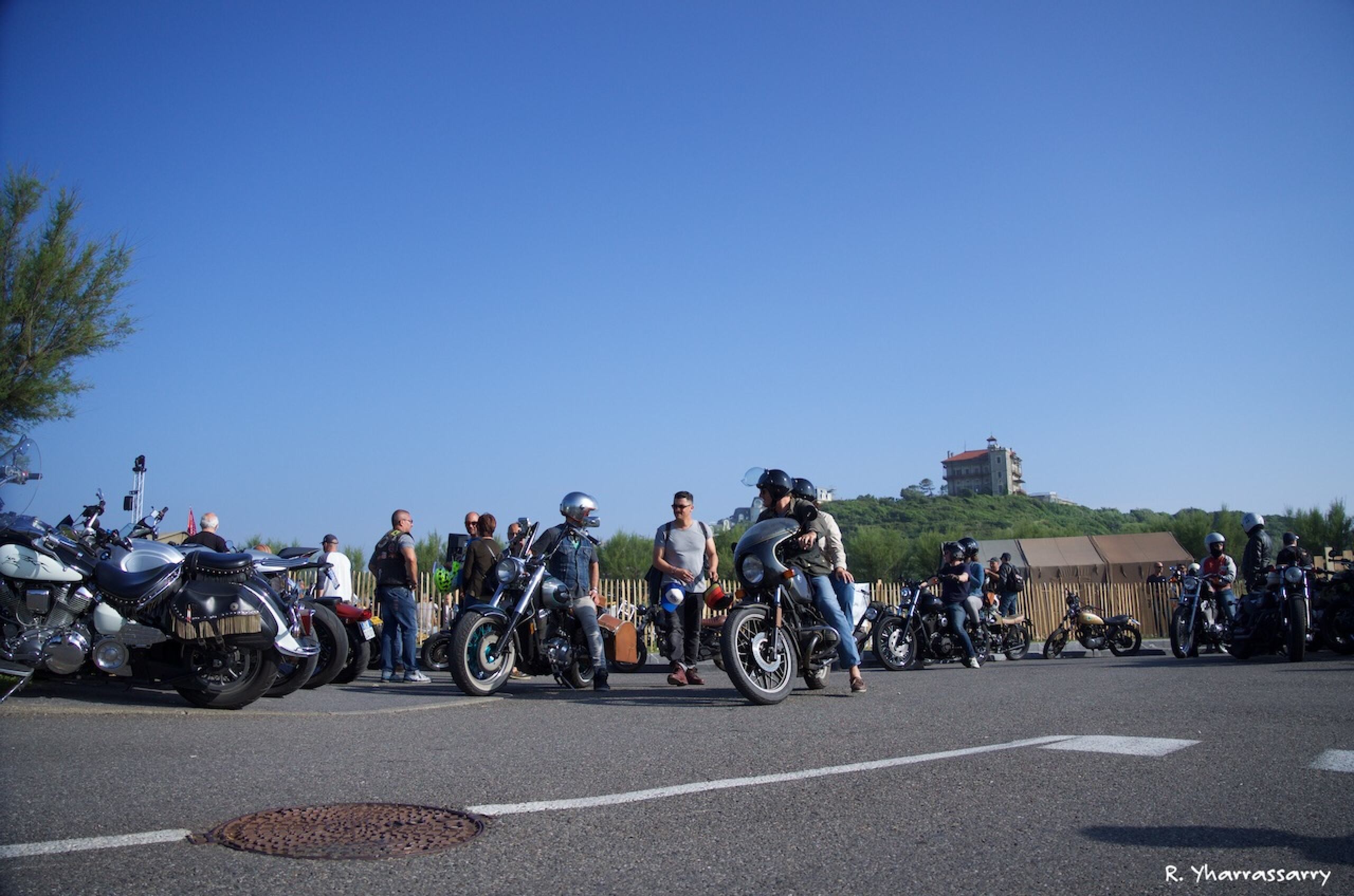 Groupe de motards sur des motos anciennes lors d'un regroupement.