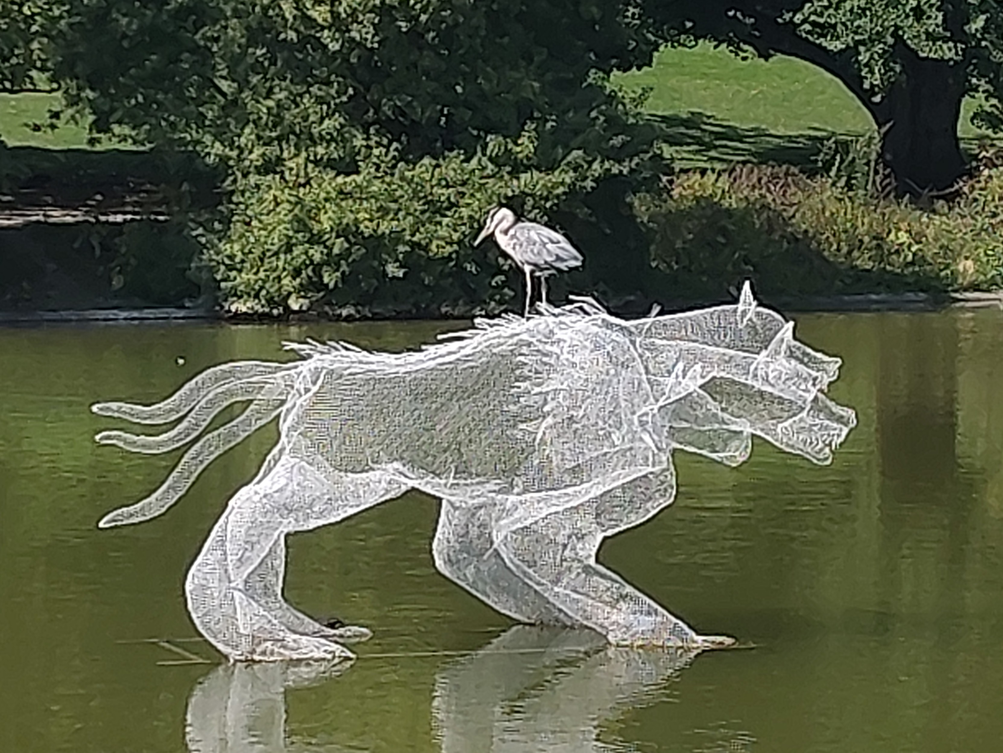 Une sorte de chien à plusieurs têtes, ptêt Cerbère, même lieu même matériau, avec un vrai héron (?) perché dessus