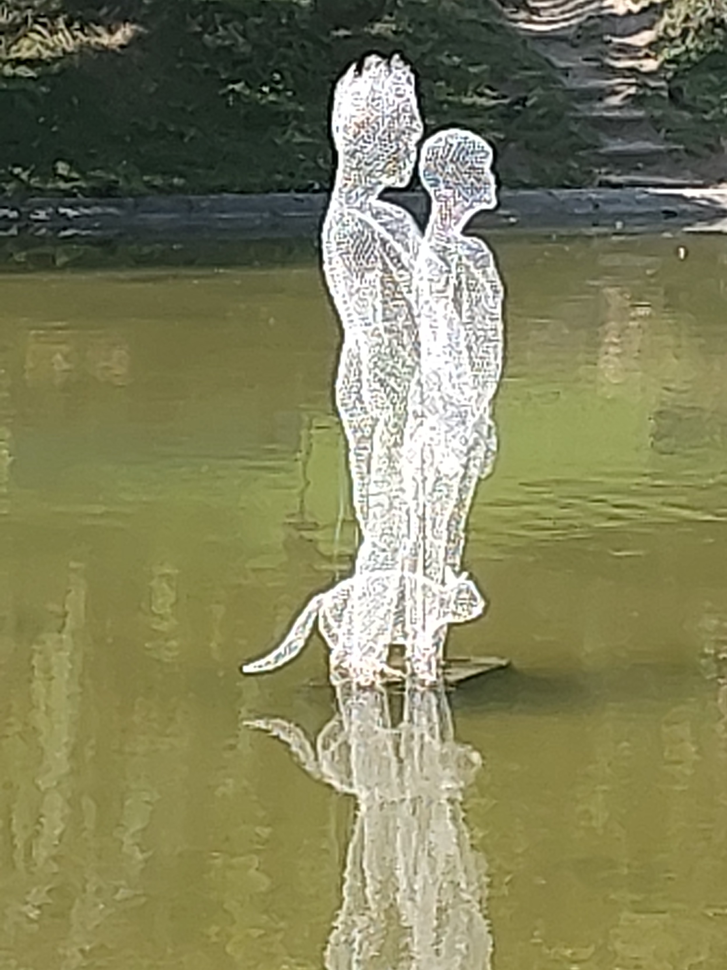 Deux personnages humanoïdes avec un chat (?) à leurs pieds