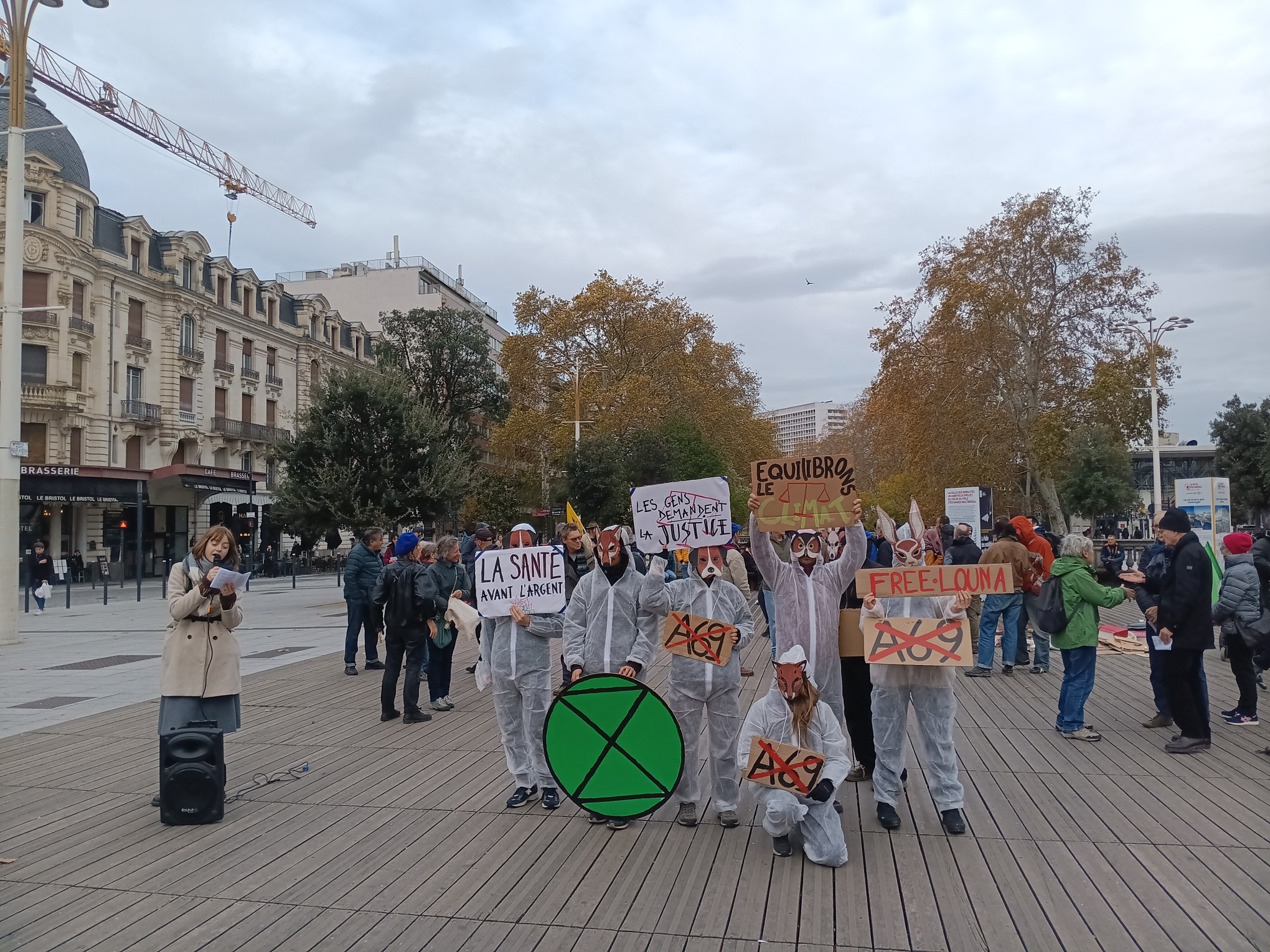 Happening d'Extinction Rebellion sur le parvis de la gare Matabiau