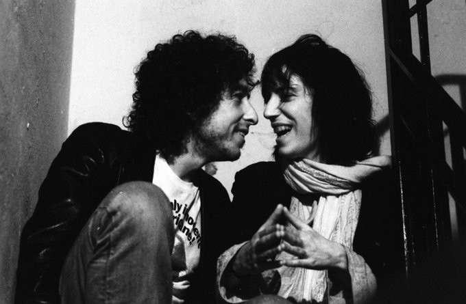 Bob Dylan et Patti assis dans un escalier.