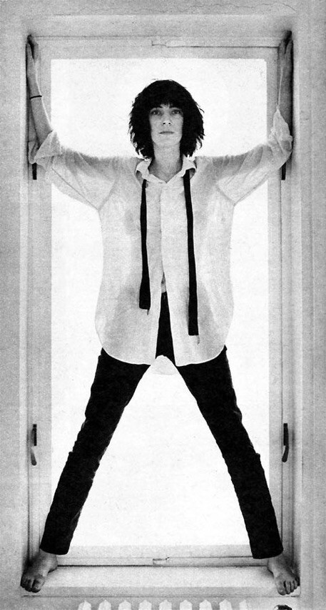Photo N&B de la série, Patti dans l’encadrement d’une fenêtre.