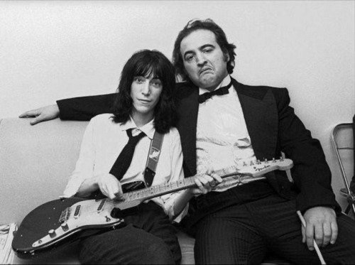 Patti Smith & John Belushi backstage at Saturday Night Live, 1976. 📷 Allan Tannenbaum