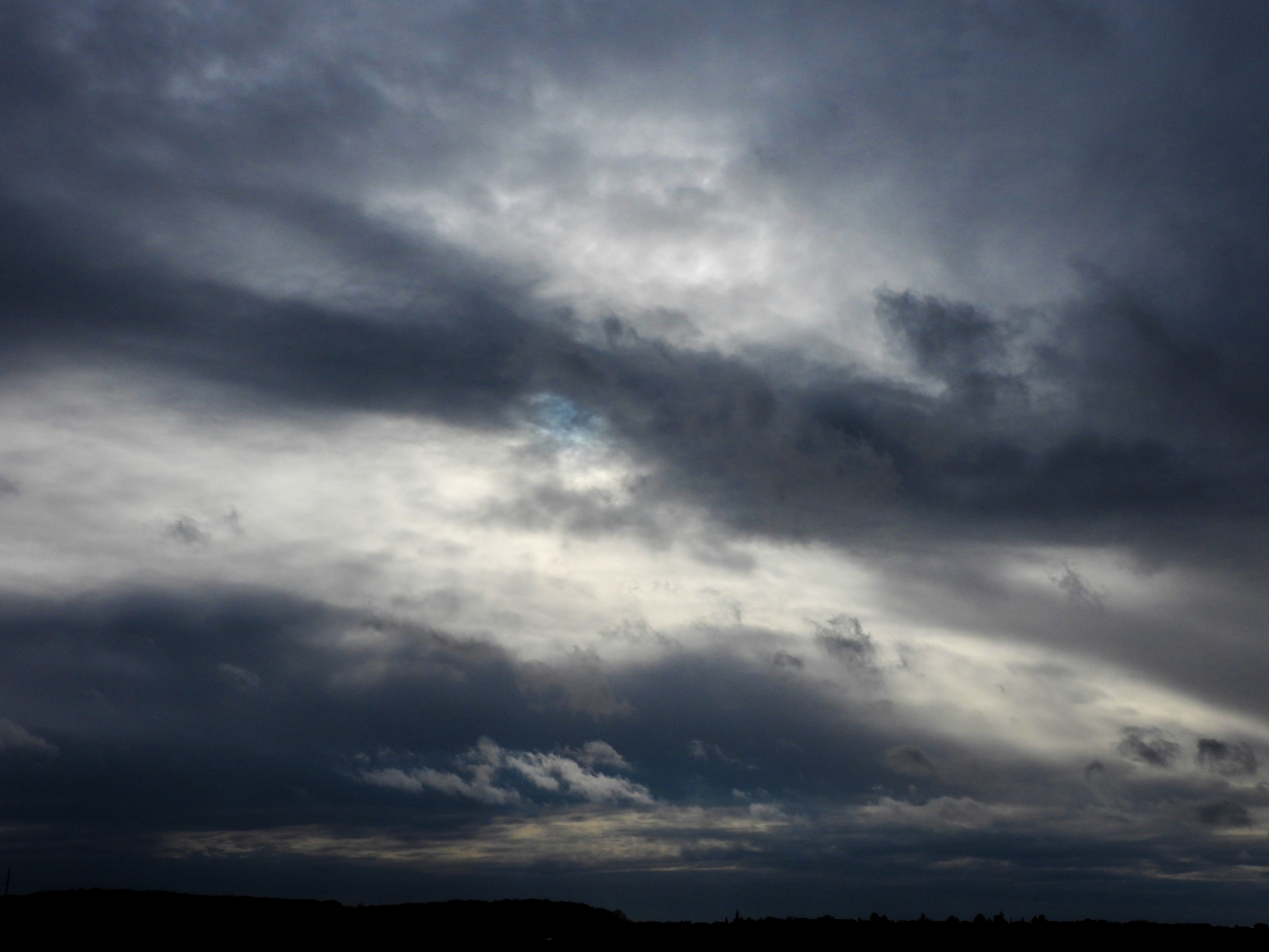 Un ciel pas sympa, noir et méchant.