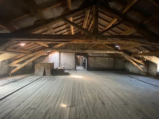 Photographie de combles avec leur charpente apparente.
Ce n'est qu'un tout petit morceau du lieu (1700m²) dont l'achat est envisagé