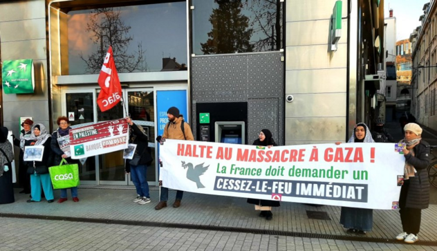 Image d'une action #BanqueComplice (avec @attac63@piaille.fr)

On voit des militant-es devant l'agence avec une grande banderole "Halte au massacre à Gaza !
La France doit demander une cessez-le-feu immédiat" 