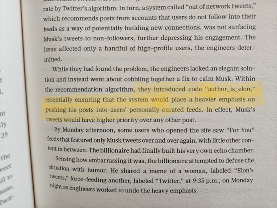 Extrait du livre: "[les ingénieurs] introduirent une variable author_is_elon garantissant en somme que le système donnerait, au sein des fils de tweets des usagers, un poids plus important aux posts de Musk."