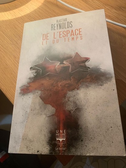 La couverture de la novella « de l’espace et du temps » de Alastair Reynolds. Représente not emmène les lunettes d’Elton John. 