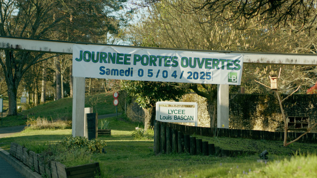 À l’occasion des portes ouvertes du lycée Louis-Bascan de Rambouillet (78) : vidéo réalisée par Guillaume Pellé et Lenny Chopin, élèves ayant choisi de suivre l’enseignement de l’option Cinéma et audiovisuel (CAV) au sein de l'établissement. Un projet concret et créatif, salué pour sa qualité.