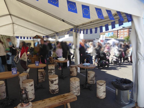 People queuing in front of the tend of the EU representation in Finland (?) where you could take a quiz about the EU for a chance to win... candy? a map? a flyer? something. Seen today at the https://maailmakylassa.fi/ festival in Suvilahti.