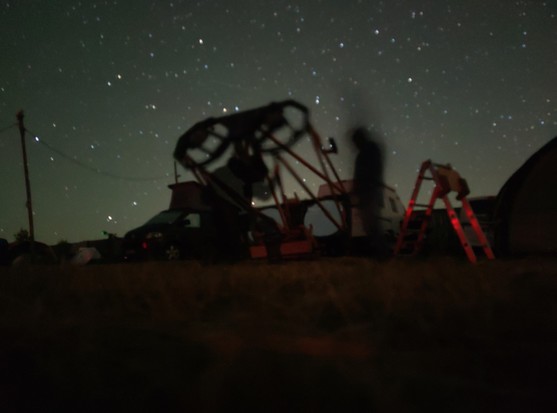 Longue pose de 30 secondes du télescope binoculaire sur fond de ciel étoilé