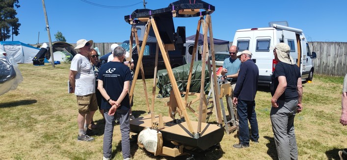 Des astrams admirent la bino de fabrication personnelle en bois sur monture Dobson. Ciel bleu