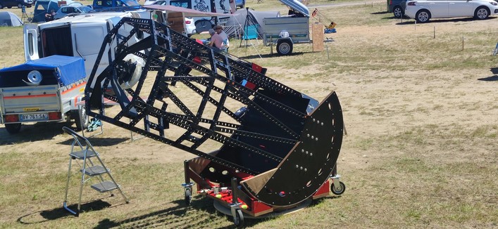Télescope de 915 mm sur monture Dobson,  au repos durant la journée
