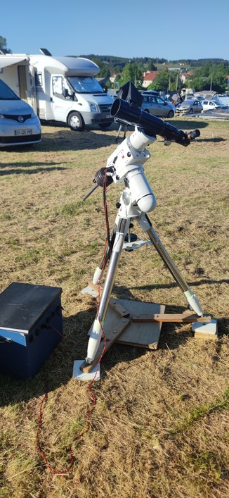 Monture de télescope en fonctionnement, avec une lunette équipée d'un prisme de Herschel pour l'observation solaire