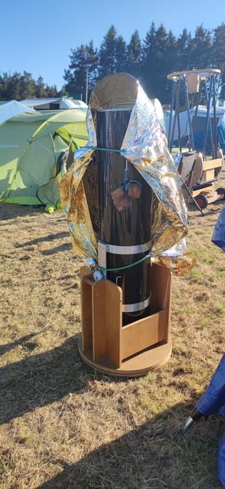 Télescope de 250mm de diamètre sur monture Dobson. Une couverture de survie le protège.
