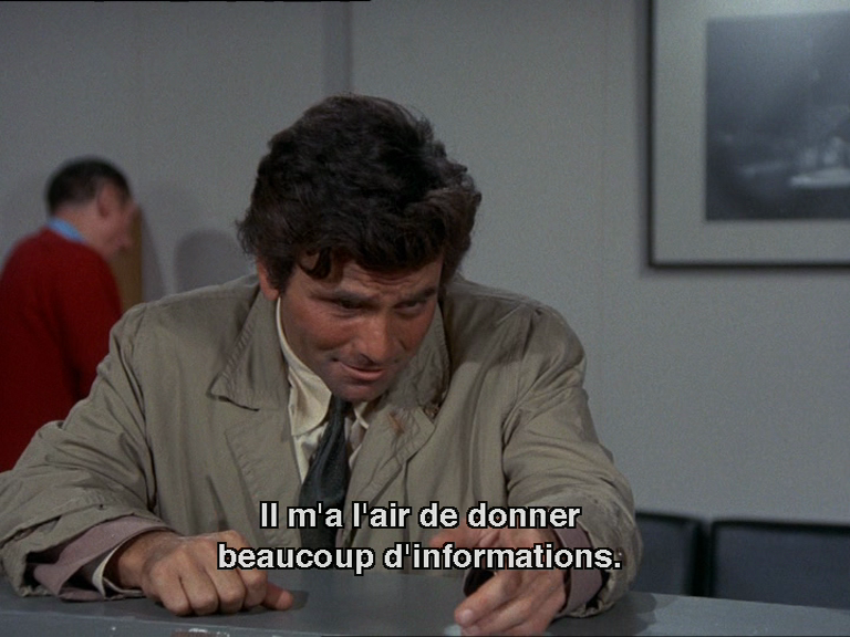 Columbo avec un regard par en dessous (en contre-champ l'imprimante-ordinateur qui crache) : "Il m'a l'air de donner beaucoup d'informations"