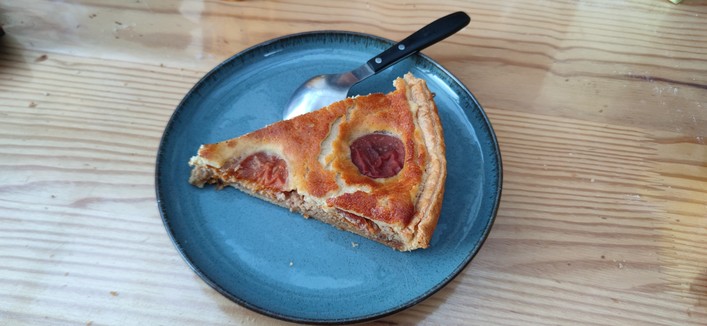 Part de tarte aux abricots dabs une assiette bleue, l'ensemble ressemblant furieusement à celle qui était dans l'assiette de haviorig. Mais la mienne n'est pas encore mangée.