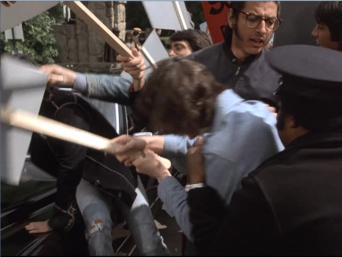 des étudiants protestent et se tatannent avec la police, jeff goldblum jeune au milieu des étudiants protestent et se tatannent avec la police, jeff goldblum jeune au milieu