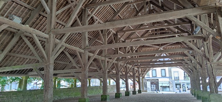 Sous les halles du Faouët et sa charpente, classée aux monuments historiques