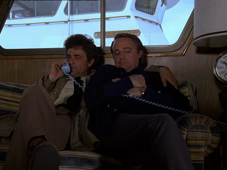 Columbo enlace une fois de plus son suspect sur la banquette d'un bateau, s'ajoute une dimension de bondage avec un téléphone filaire Columbo enlace une fois de plus son suspect sur la banquette d'un bateau, s'ajoute une dimension de bondage avec un téléphone filaire