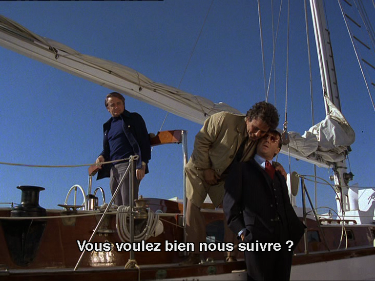 Columbo, sur le pont d'un bateau, se penche sur son collègue resté à quai, et une fois son corps collé au sien il lui sussure à l'oreille "vous voulez bien nous suivre ?" Columbo, sur le pont d'un bateau, se penche sur son collègue resté à quai, et une fois son corps collé au sien il lui sussure à l'oreille "vous voulez bien nous suivre ?"