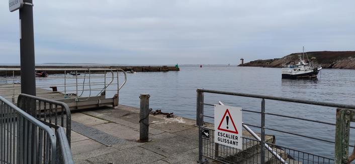 Embarcadère du Conquet. Entrée du port. À l'horizon, les îles du Ponant. Temps couvert ce matin.