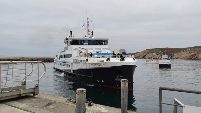 Accostage du Fromveur II au port du Conquet, à destination de Ouessant.