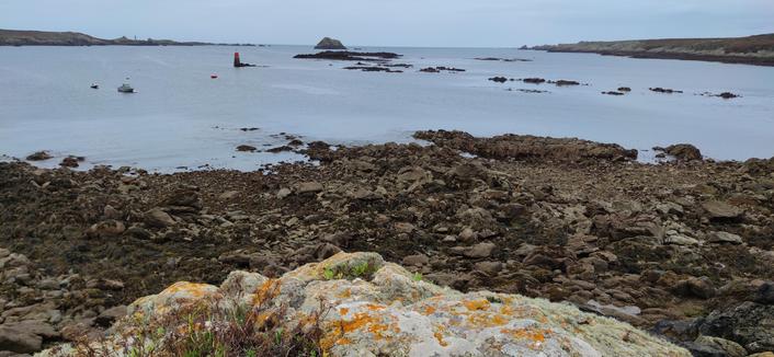 Baie de Lampaul, marée descendante. Mer calme, ciel gris